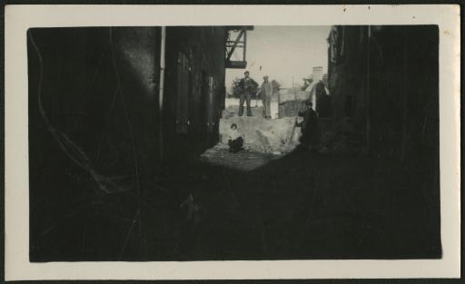 Démolition des fortifications bâties par les "jeunesses hitlériennes" en 1943 dans l'ancienne rue Traversière devenue rue Louis XIII (1945), photographie.